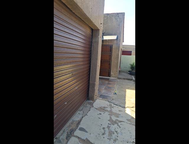 6 BEDROOM HOUSE FOR SALE IN TSAKANE EXT 12